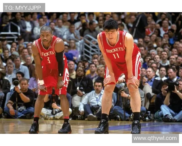 姚明在NBA首场比赛中带领火箭队取得胜利的辉煌时刻