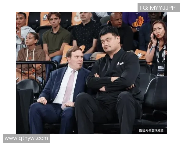 姚明在摔跤比赛中展现幽默风采引发观众阵阵欢笑的精彩瞬间 姚明在摔跤比赛中展现幽默风采引发观众阵阵欢笑的精彩瞬间