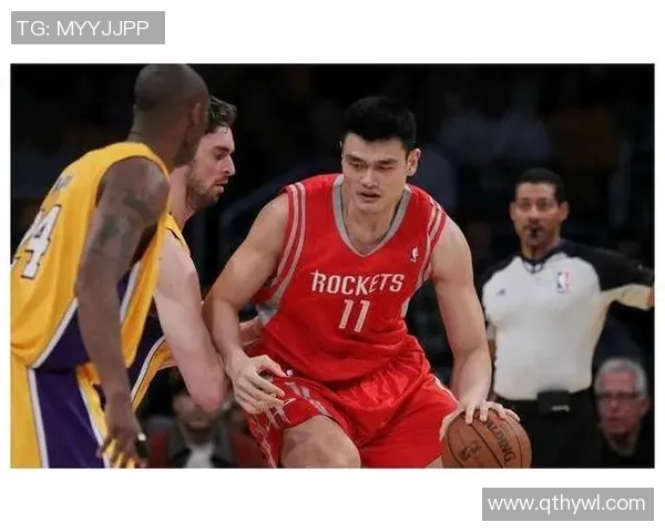 姚明与加索尔深情拥抱展现篮球友谊的力量与温暖 姚明与加索尔深情拥抱展现篮球友谊的力量与温暖