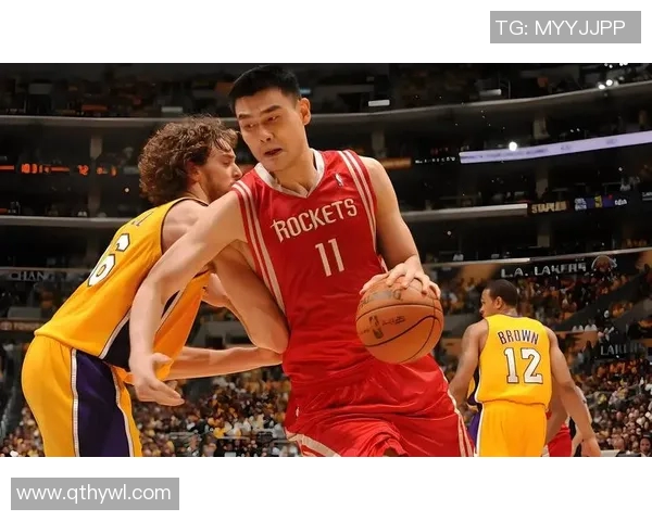 谁能在篮球场上阻挡姚明的传奇身影与无与伦比的统治力