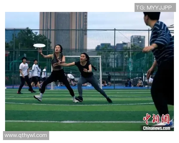 街头采访足球明星畅谈职业生涯与未来梦想的精彩瞬间