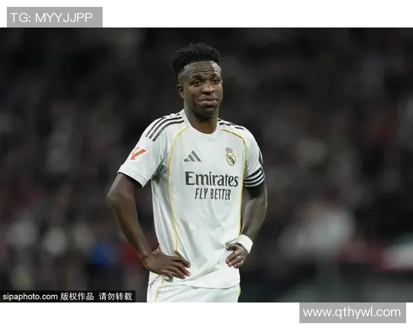 足球明星黑色头像男的魅力与风采解析及其在球场上的传奇故事 足球明星黑色头像男的魅力与风采解析及其在球场上的传奇故事